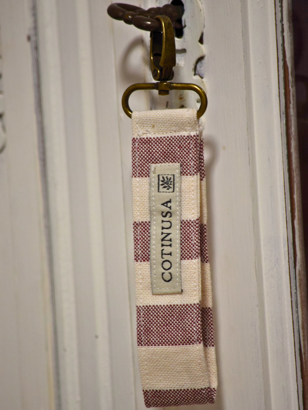 Llavero de rayas granate y crudo