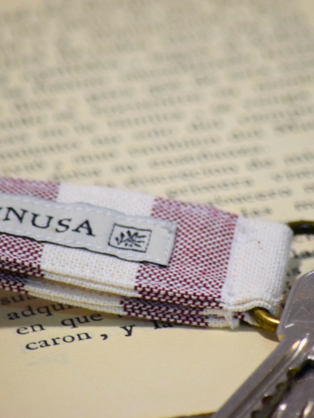 Llavero de rayas granate y crudo